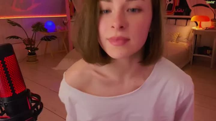 Wrong Outfit for Stream: No Bra Visible When She Raises Arms