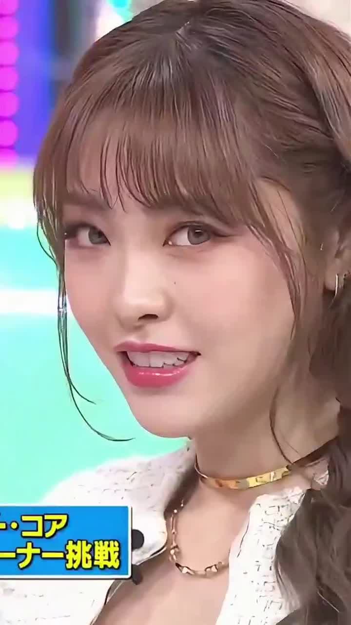 She Sits on the Crazy Rotating Thing – Reaction Gold